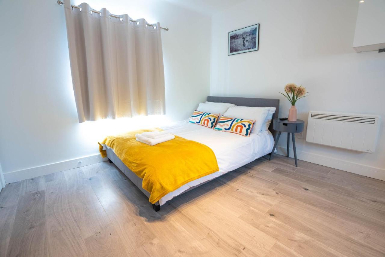 No 02 Studio Flat Available Near Aylesbury Town Station Dış mekan fotoğraf